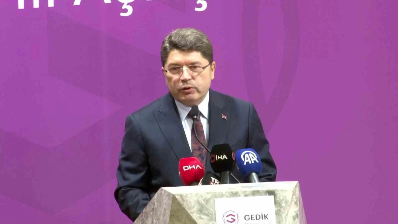 Adalet Bakanı Tunç: Darbe anayasasıyla yolumuza devam etmek yüz karası
