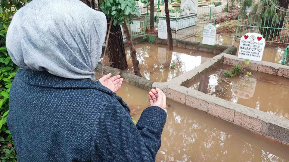 Adana'da mezarl�k sular alt�nda kald�, vatanda�lar po�etle girdi