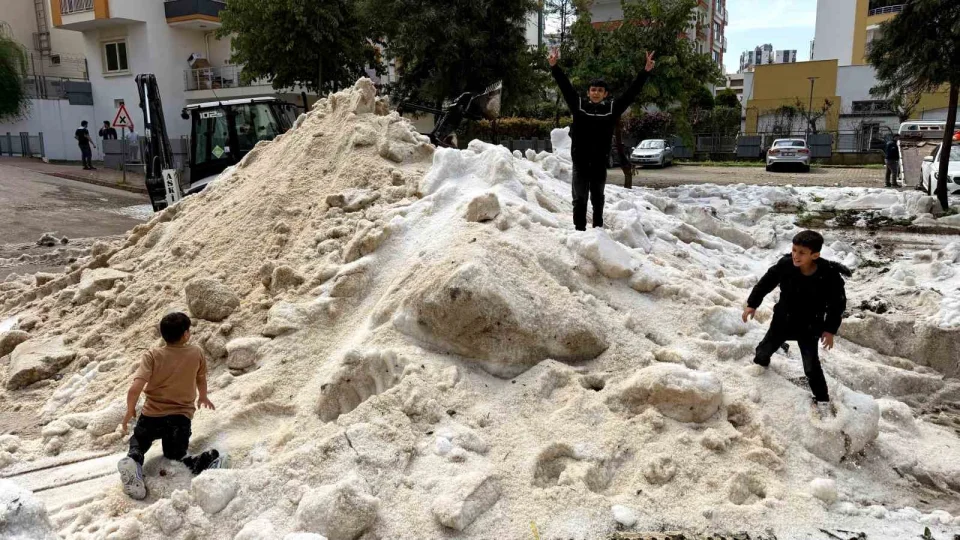 Adana'da nisan ay�nda �ocuklar�n kar topu keyfi