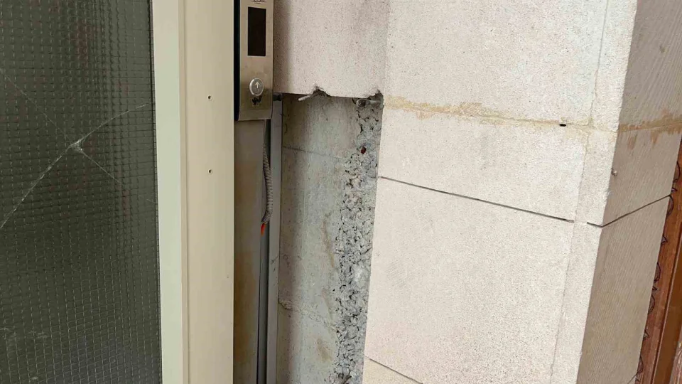 Adilcevaz'da camiye �irkin sald�r�