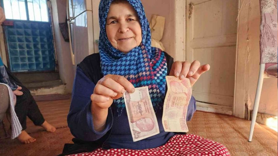 Ahırda sakladığı eski paraları 36 yıl sonra buldu