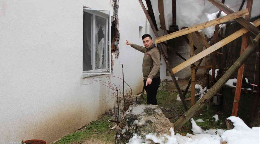 Amasya'da dağdan kopan kaya eve çarptı
