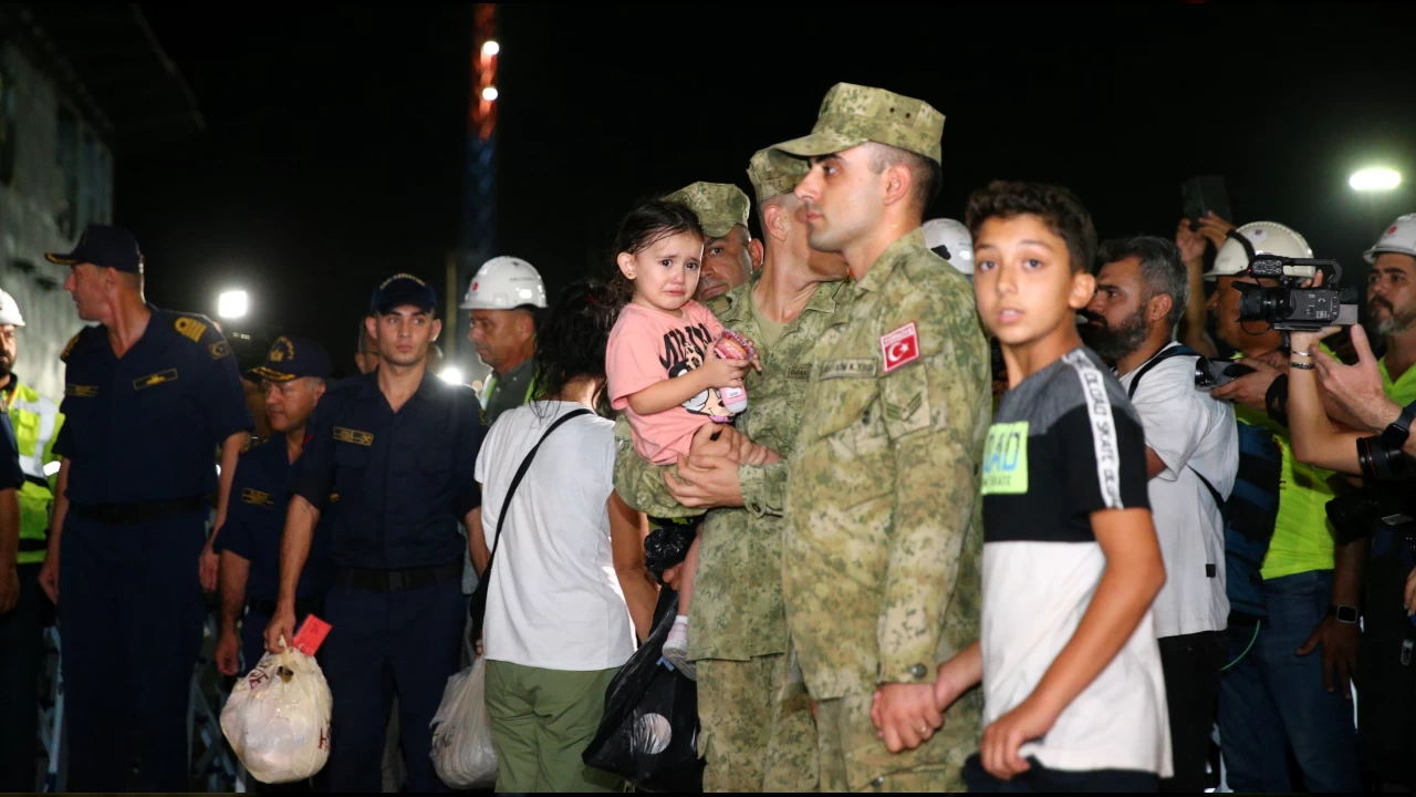 Amfibi gemilerden ilki Mersin'e ulaştı