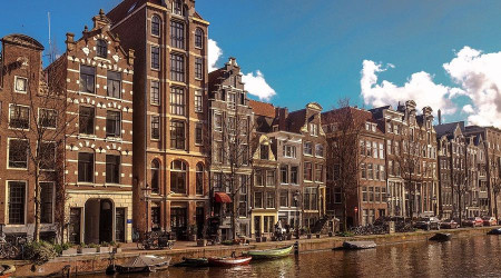 Amsterdam'da da Covid-19 kısıtlamalarına karşı protesto