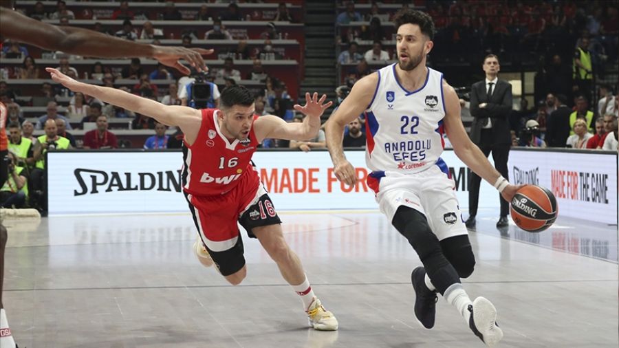 Anadolu Efes şampiyonluk için parkede