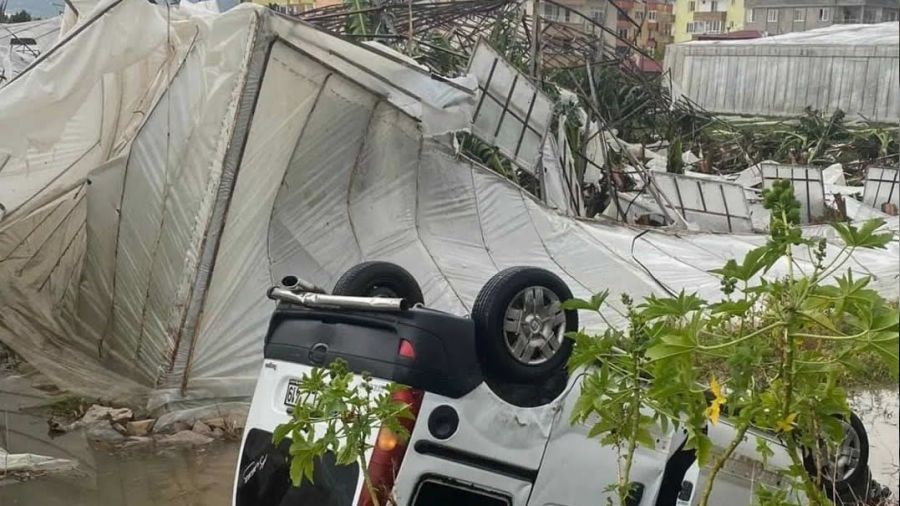 Anamur'u hortum vurdu, bir aracı havaya fırlattı
