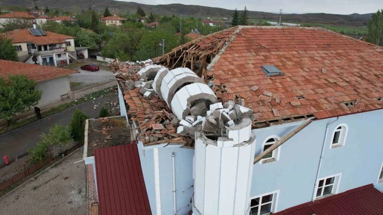 Ankara'da şiddetli rüzgar 2 caminin minaresini yıktı