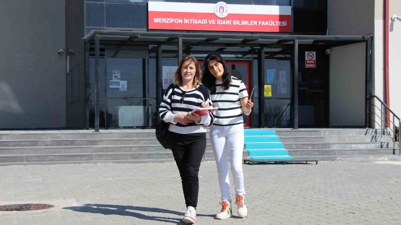 Anne-kız üniversitede