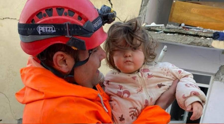 Antalya itfaiyesi Hatay'da bir bebeği kurtardı