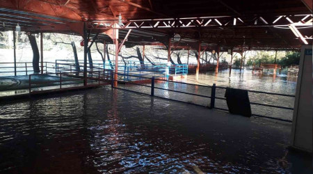 Antalya'da restoranlar sular altında