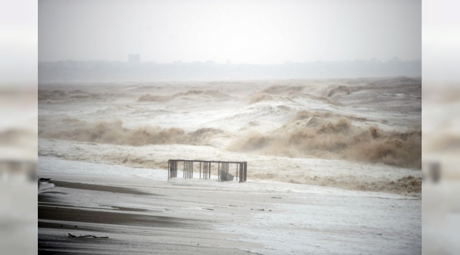 Antalya'y� f�rt�na vurdu