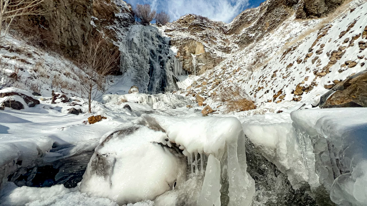 Ardahan ve Kars'ta kar ve tipi ula��m� aksat�yor