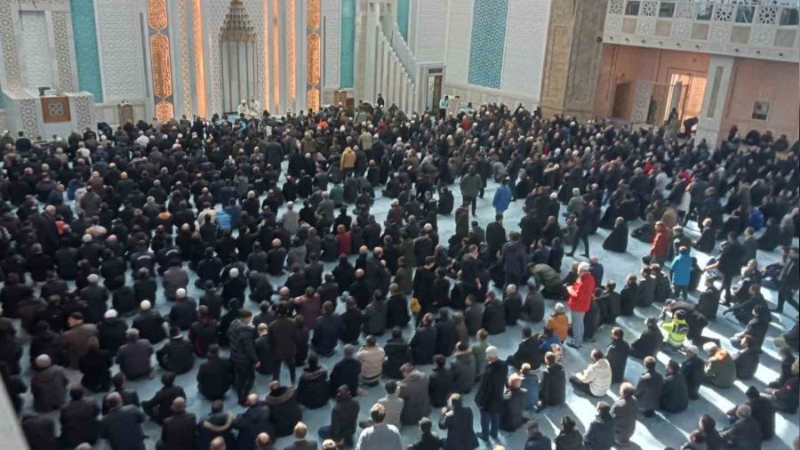 'Asr�n felaketi'nde hayat�n� kaybedenler i�in g�yabi cenaze namaz� k�l�nd�