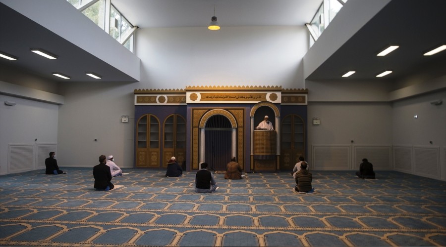 Atina Camisi'nde ilk cuma namaz� k�l�nd�
