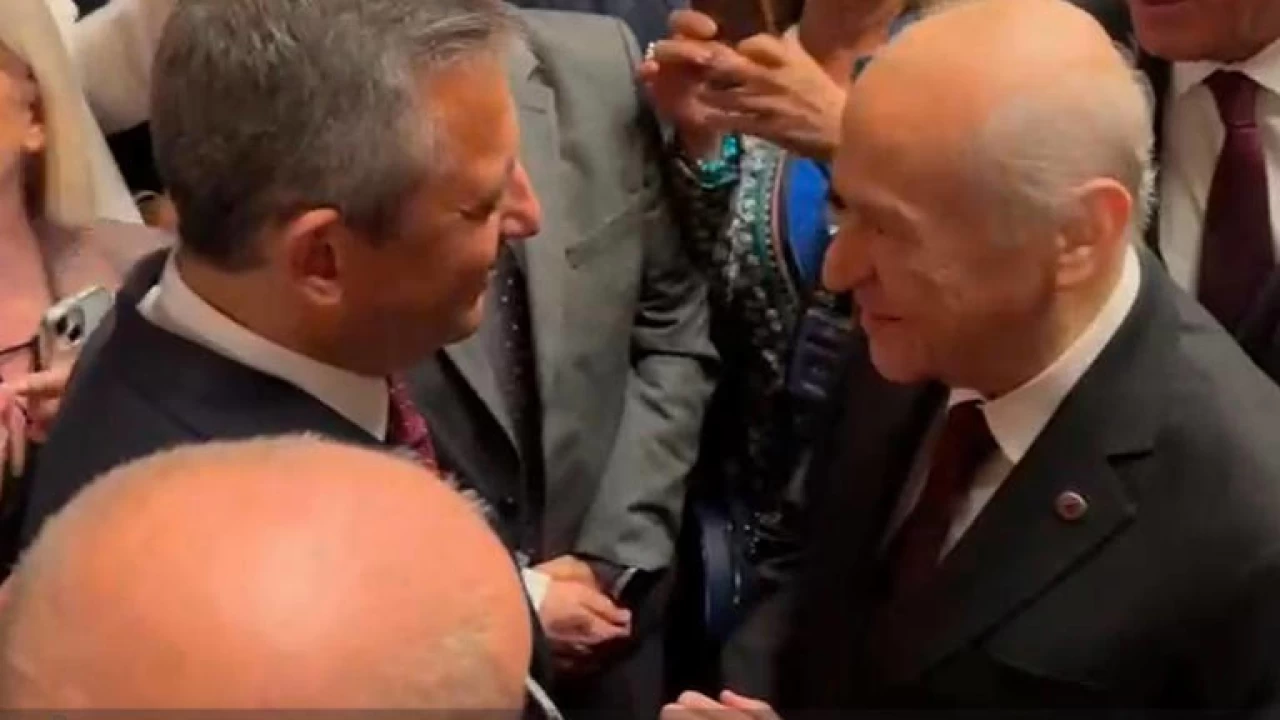 Bahçeli ve Özel, TBMM resepsiyonunda ayaküstü sohbet etti