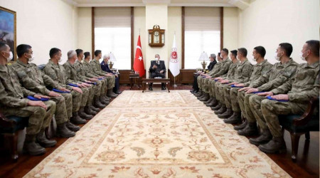 Bakan Akar komandolar kabul etti