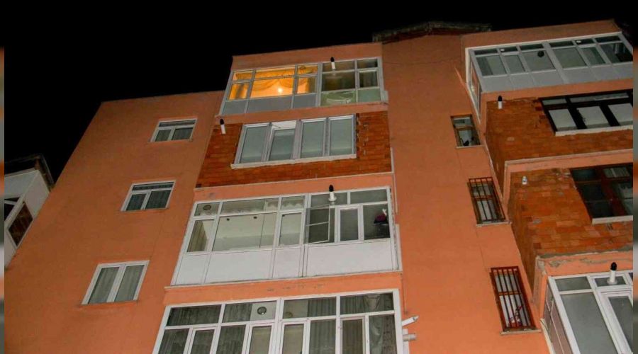 Balkondan düşen çocuk hayatını kaybetti