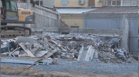 Başakşehir'de çöken mağaza, kontrollü yıkıldı