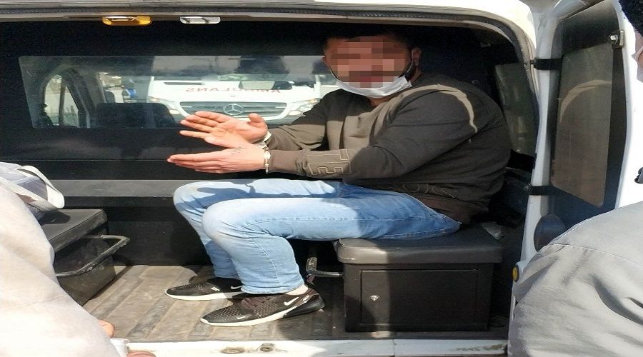 Bekçileri darp eden şahıs baza altında yakalandı