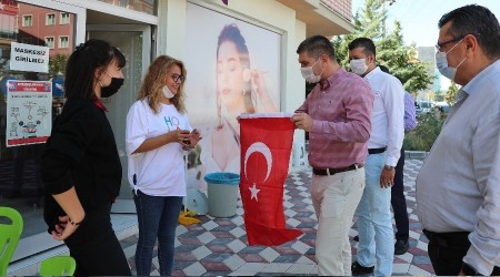 Belediye 2 bin Türk bayrağı dağıttı