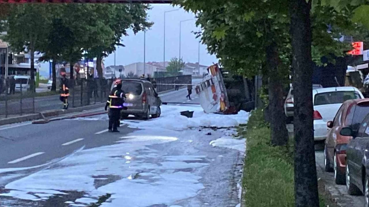 Benzin y�kl� tanker kaza yapt�: D-130 Karayolu trafi�e kapat�ld�, evler tahliye edildi