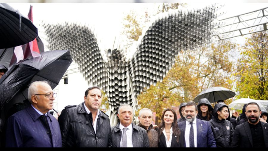 Be�ikta� Meydan�'na yeni kartal heykeli