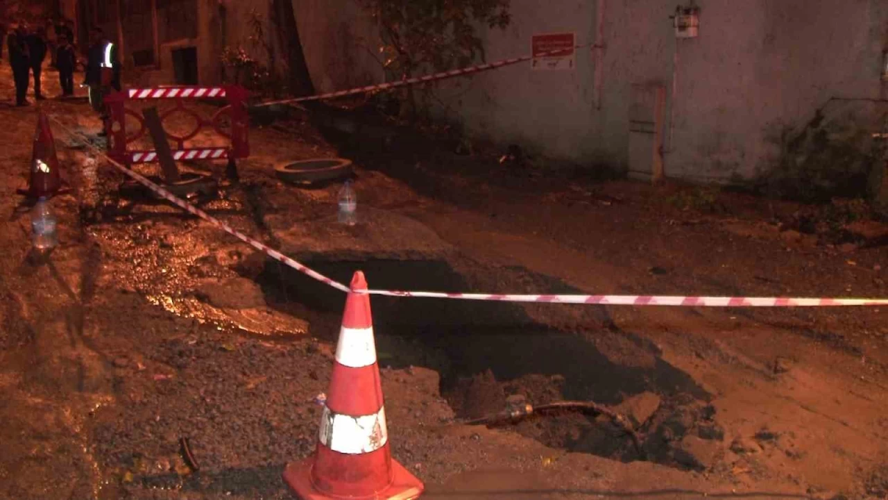 Beyoğlu'nda yol çöktü, 2 daireyi su bastı