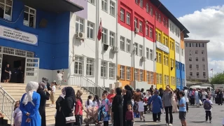Bir okulda 2 okulun öğrencisine eğitim veriliyor