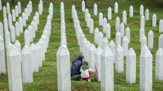 Bosna'da Srebrenitsa soykırımı kurbanları için barış yürüyüşü başladı