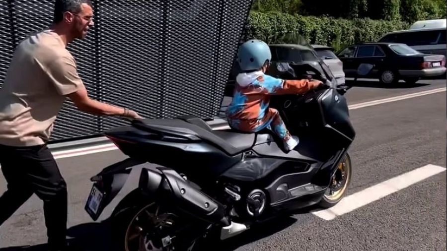 Boyundan büyük motosikletle piste çıktı