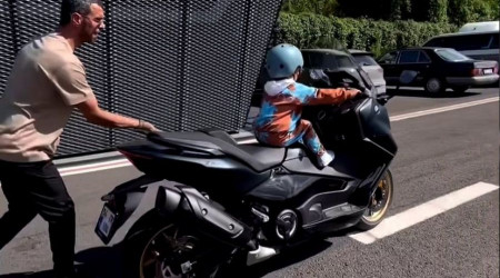 Boyundan büyük motosikletle piste çıktı