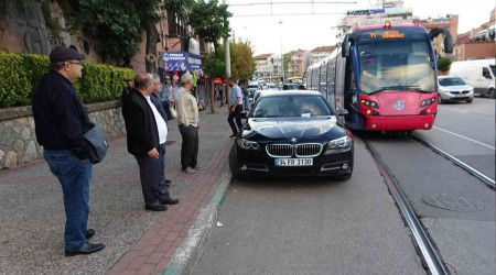 Bunu da gördük: Aracını tramvay yoluna park etti