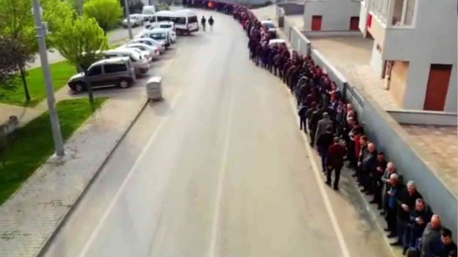 Bursa'da 1 kilometrelik bayramla�ma kuyru�u