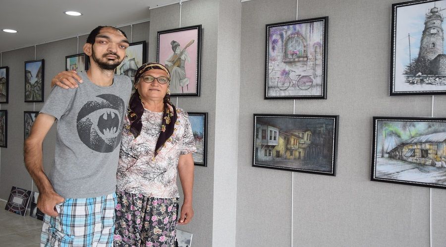 Bütün bedensel engellerini yıkarak ressamlıkta harikalar sergiliyor