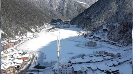 Buz tutan Uzungöl havadan görüntülendi
