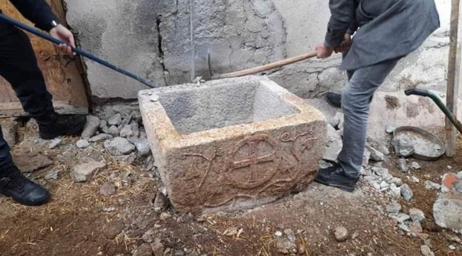 Çeşme oluğu olarak kullanılan vaftiz teknesi müzeye kazandırıldı