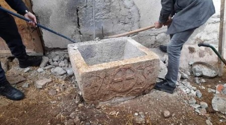 Çeşme oluğu olarak kullanılan vaftiz teknesi müzeye kazandırıldı