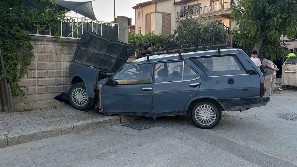 �ocuk s�r�c� kaza yapt�, ka�t�: 2'si �ocuk 5 yaral�