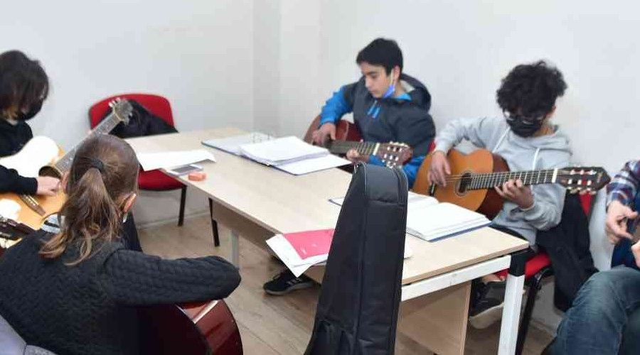 �ocuklar zararl� al��kanl�klardan m�zikle uzakla��yorlar