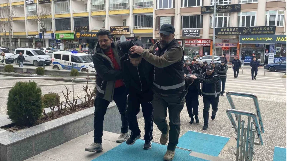 �orum'da i� yerlerine silahl� sald�r� d�zenlediler: 8 g�zalt�