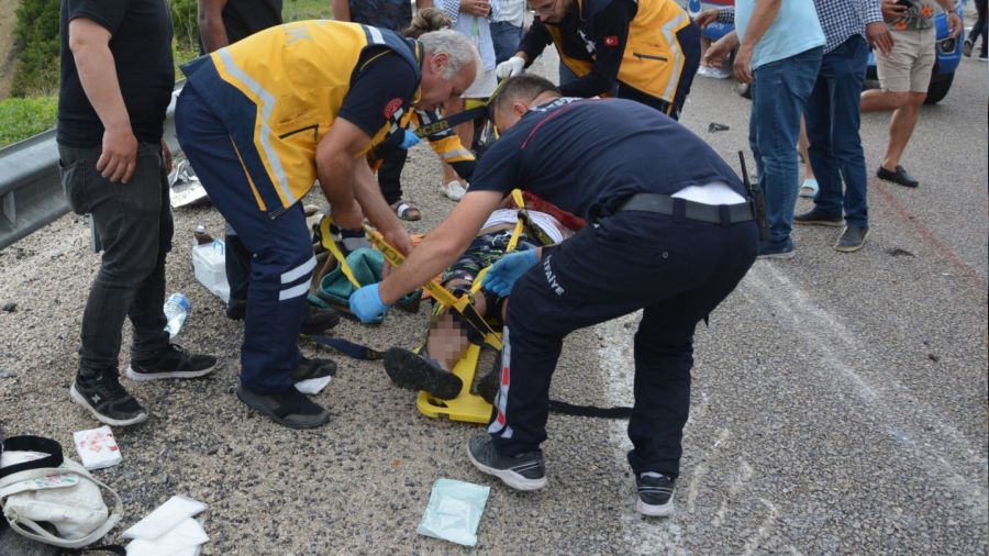 Denizli'den Antalya'ya giden tur midibs devrildi: 1 l, 22 yaral