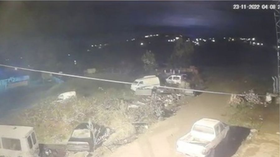 Deprem s�ras�nda ortaya ��kan ���k huzmesi g�venlik kameras�na yans�d�