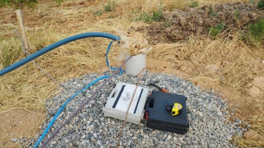 Depremin neden oldu�u toprak kaymas�, kuyular�n yerini bozdu