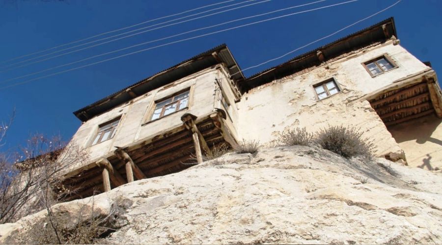 Dev kayalar�n �zerine yap�lan evler g�renleri hayran b�rak�yor