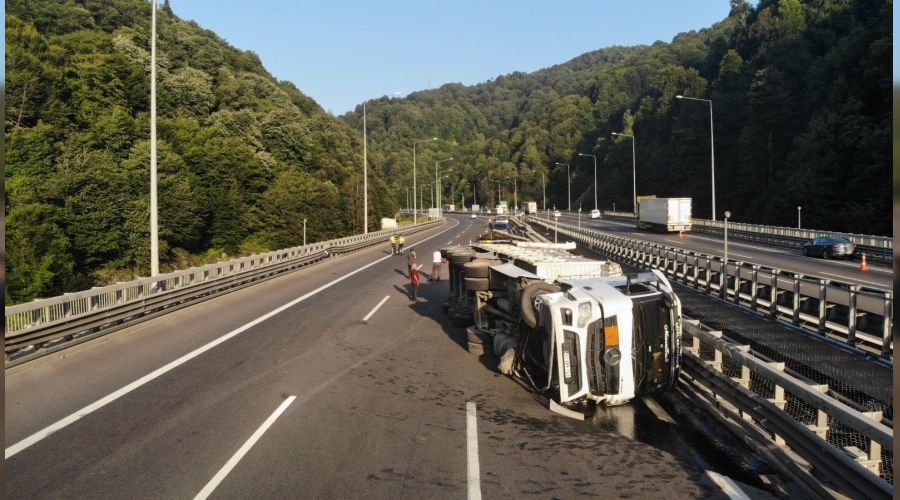 Devrilen t�r, Bolu Da�� T�neli'ni 4 saat kapatt�
