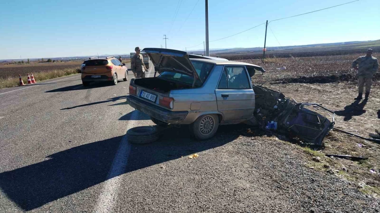 Diyarbak�r'da iki otomobil kafa kafaya �arp��t�: 2 �l�, 1 yaral�