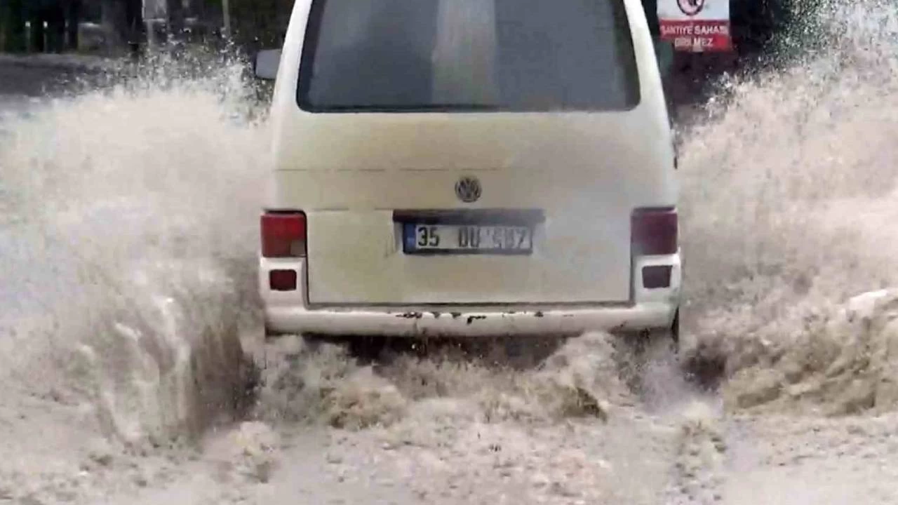 Edirne'de caddeler göle döndü