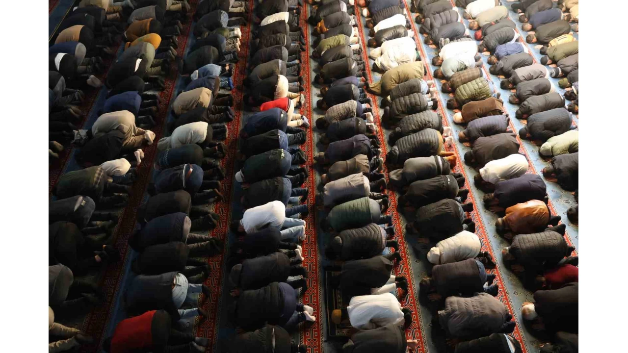Elaz��'da bayram namaz�nda camiler doldu ta�t�