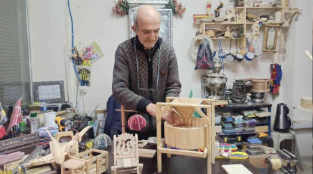 Emekli öğretmen ahşap oyuncaklar yapıyor