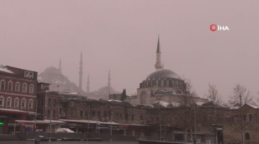 Eminönü'nde tarihi hana giren hırsızlar 30 dükkanı soydu